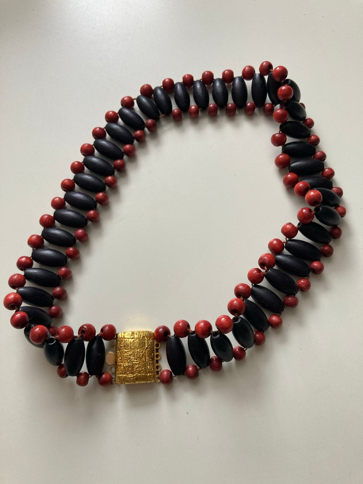 Unieke vintage houten kralen ketting met gouden sluiting, Ophalen of Verzenden, Zo goed als nieuw, Zwart, Overige materialen