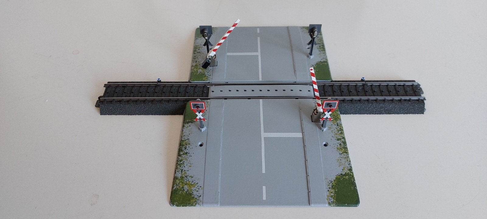 Märklin volautomatische spoorwegovergang 74924, Hobby en Vrije tijd, Wisselstroom, Nieuw, Rails, Ophalen of Verzenden