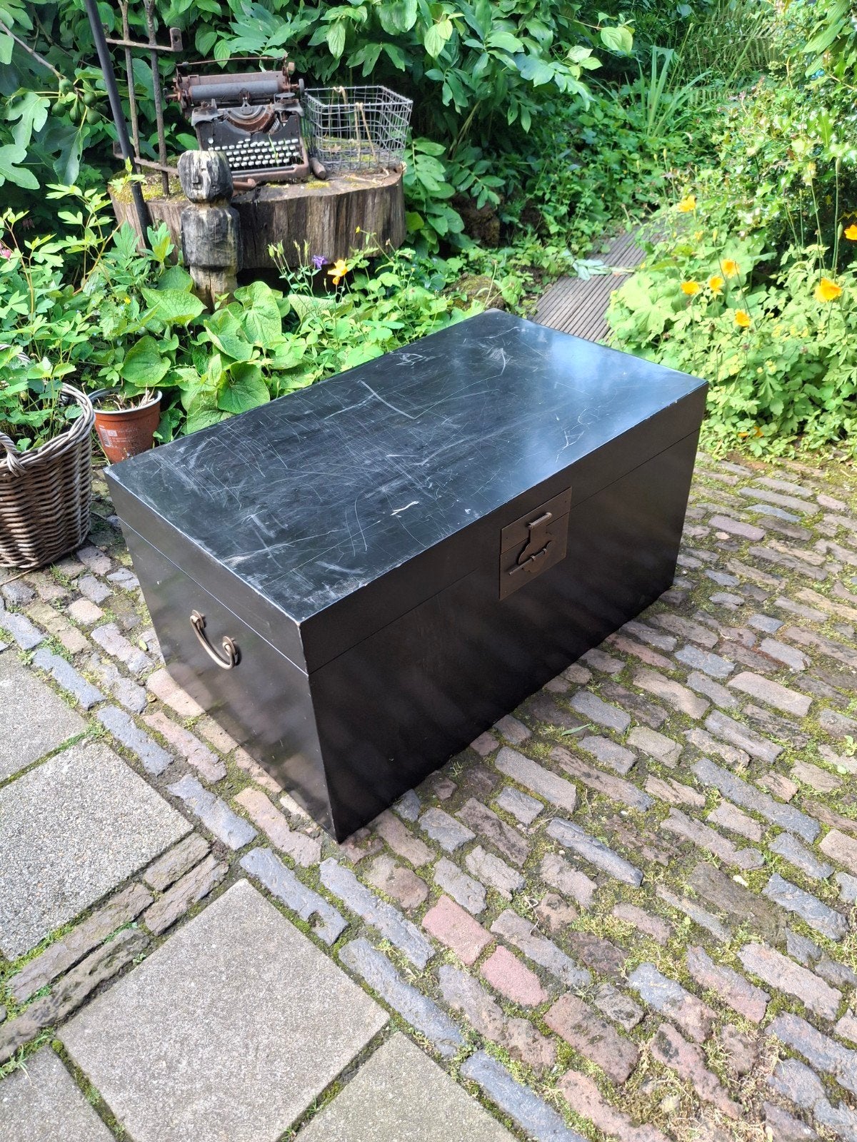 Zwarte houten kist met messing beslag, Huis en Inrichting, Woonaccessoires | Kisten, Minder dan 50 cm, Gebruikt, 50 tot 100 cm