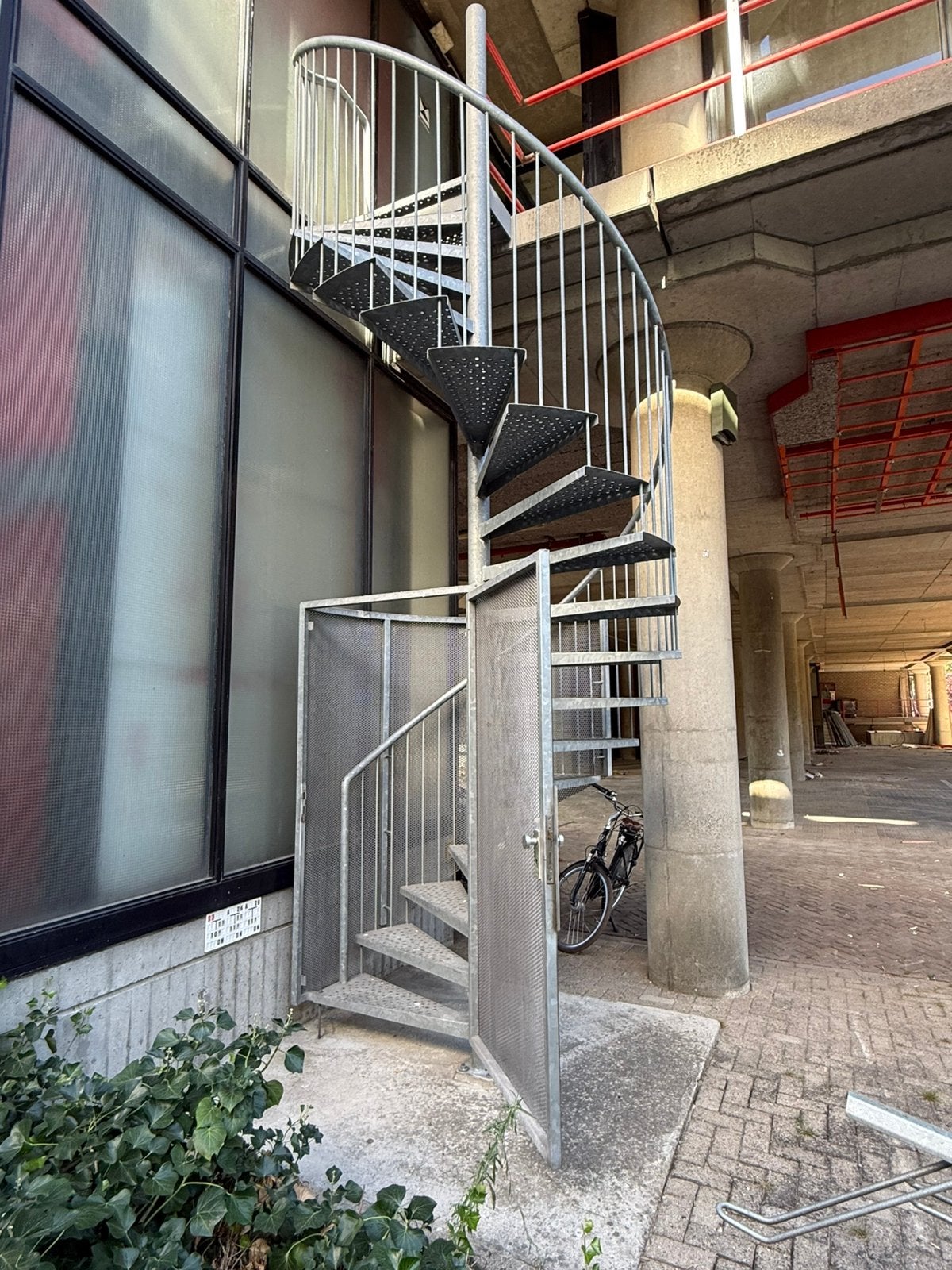 Wenteltrap met leuning en afsluitbare deur vloerhoogte 475cm, Ophalen of Verzenden, Zo goed als nieuw