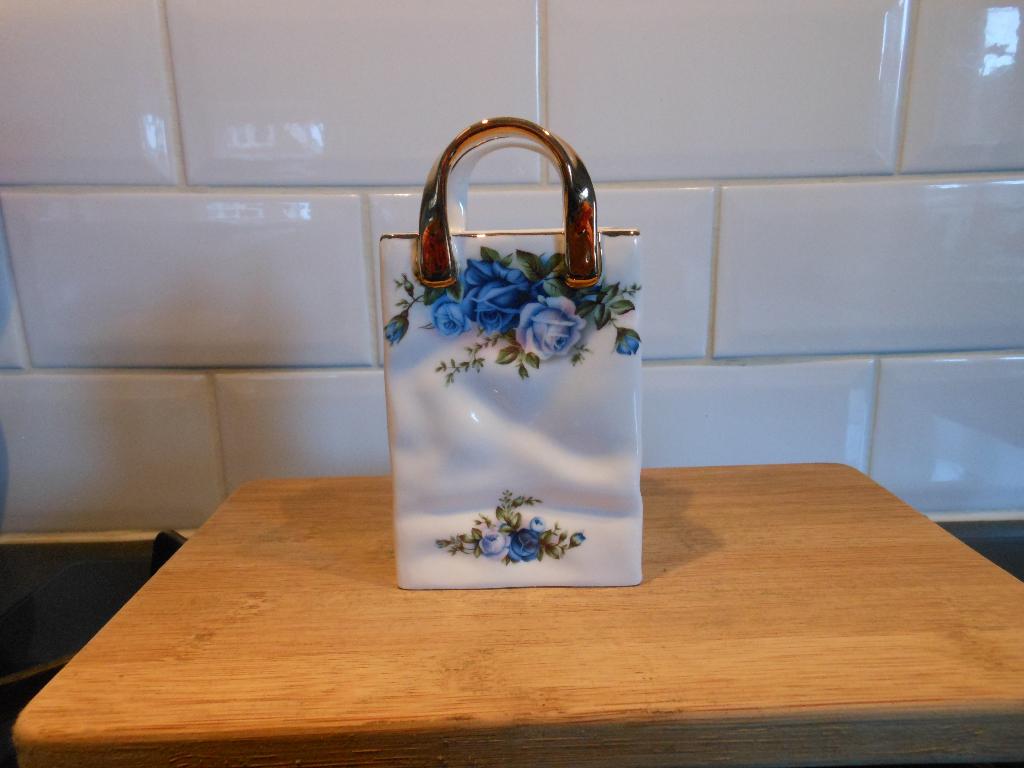 Porseleinen tasje/vaas met blauwe roosjes, Vintage, Ophalen of Verzenden, Zo goed als nieuw, Blauw