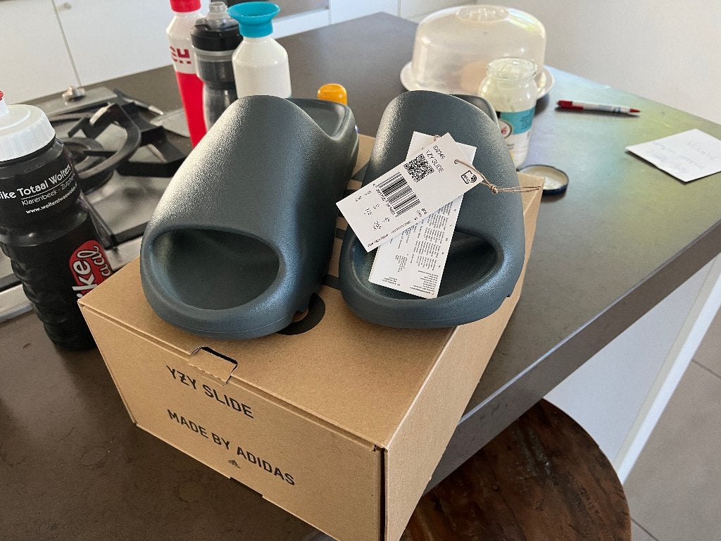 Adidas Yeezy slides slate marine - 43, Overige kleuren, Nieuw, Ophalen of Verzenden, Sneakers of Gympen