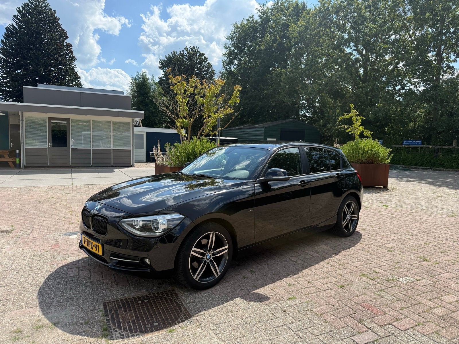 BMW 1-Serie 116i 136PK 5D Aut. 2014 Zwart LET OP MOTERSCHADE, 1295 kg, 4 cilinders, Zwart, Origineel Nederlands