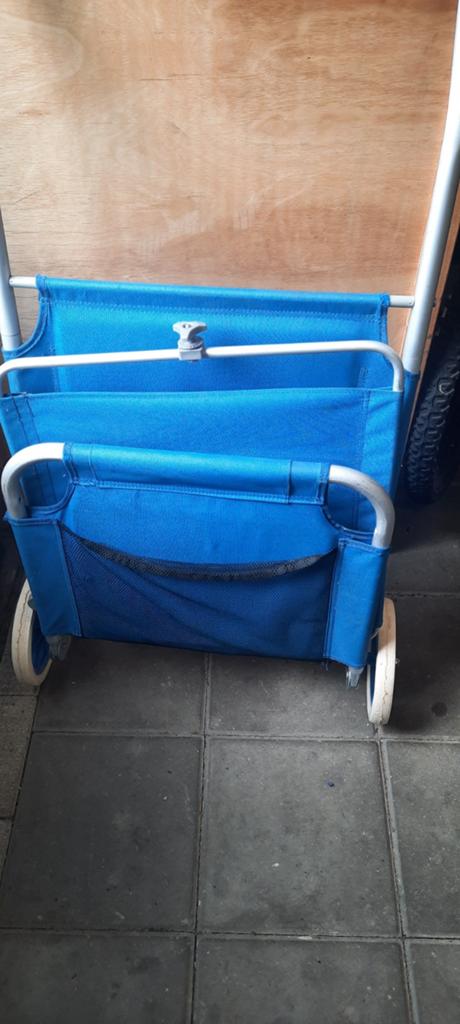 Blauw ligbed met luifel en wielen, Ophalen, Gebruikt, Textileen, Verstelbaar