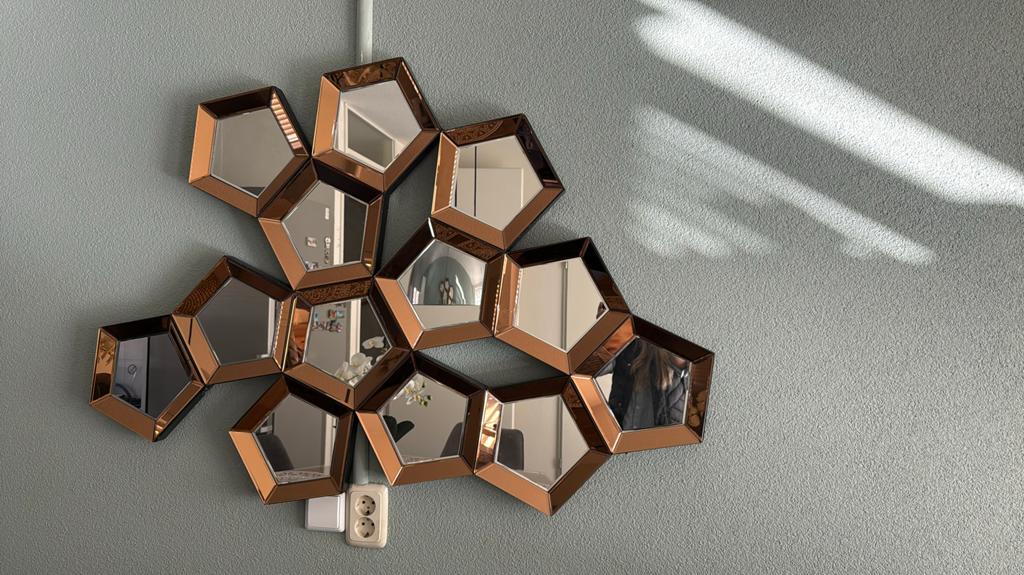 Decoratieve spiegel in honingraat design, Ophalen of Verzenden, Zo goed als nieuw, 75 tot 100 cm, Minder dan 100 cm