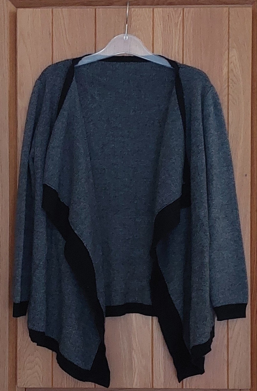 Stijlvol grijs vest met zwarte accenten, maat M, Kleding | Dames, Truien en Vesten, Grijs, Ophalen, Maat 38/40 (M), Onbekend