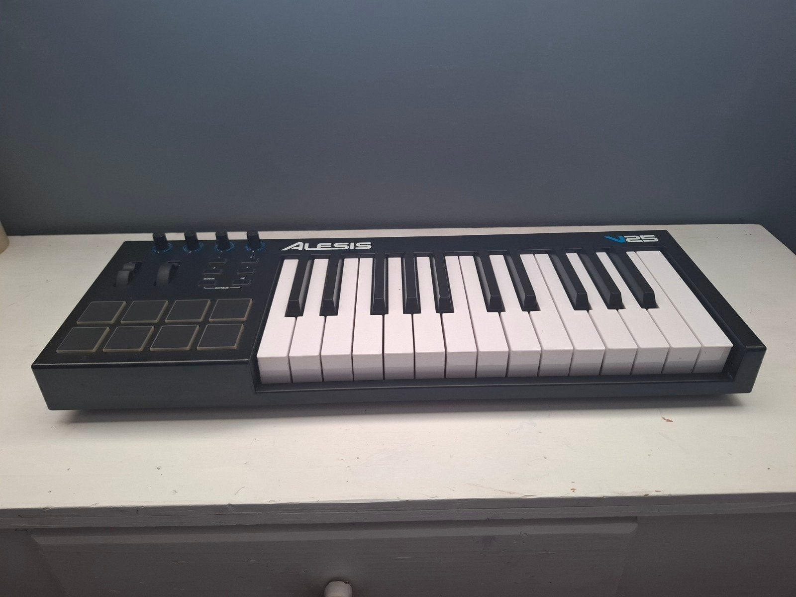 alesis v25, Ophalen of Verzenden, Zo goed als nieuw