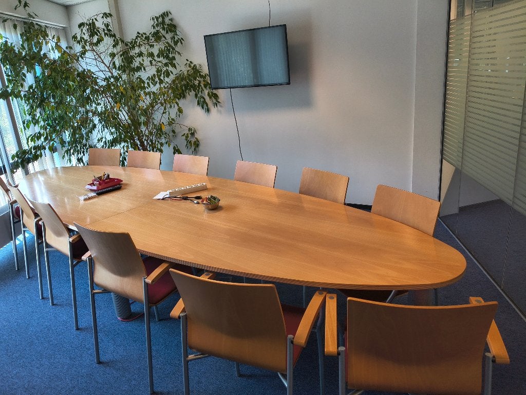 Gote ovalen vergadertafel met stoelen, 200 cm of meer, Ophalen of Verzenden, Zo goed als nieuw, Vijf personen of meer