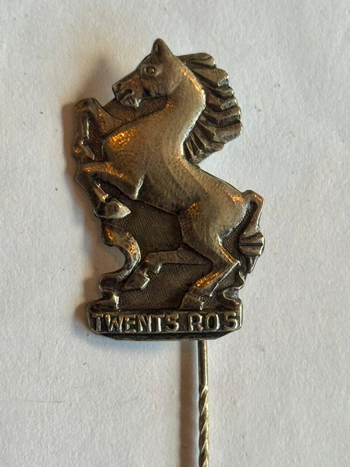 Metalen Speld Twetse Ros, Ophalen of Verzenden, Zo goed als nieuw, Dier of Natuur, Speldje of Pin