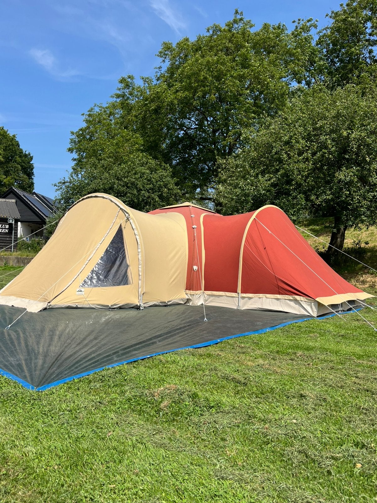 Karsten oppompbare tent 300 Rood met slaapaanbouw, Ophalen, Zo goed als nieuw, Tot en met 6