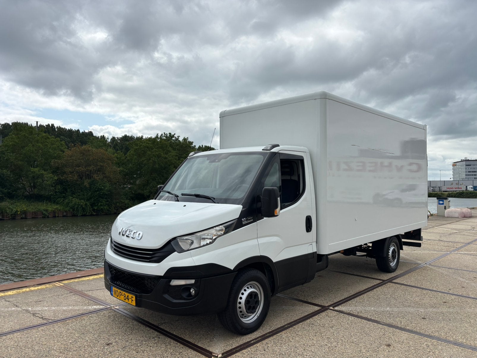 Iveco Daily 33S14 2017 18m³ Meubelbak mt Laadlift EURO6 AUT., Auto's, Iveco, Multifunctioneel stuurwiel, Wit, Diesel