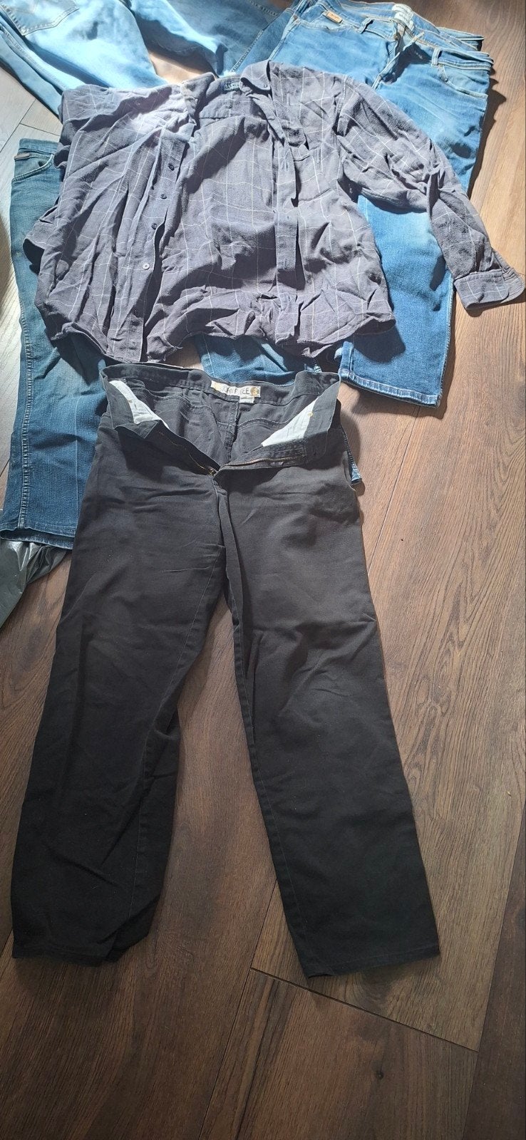 John F Gee zwarte broek 34 en ruit overhemd grijs, Ophalen, Zo goed als nieuw