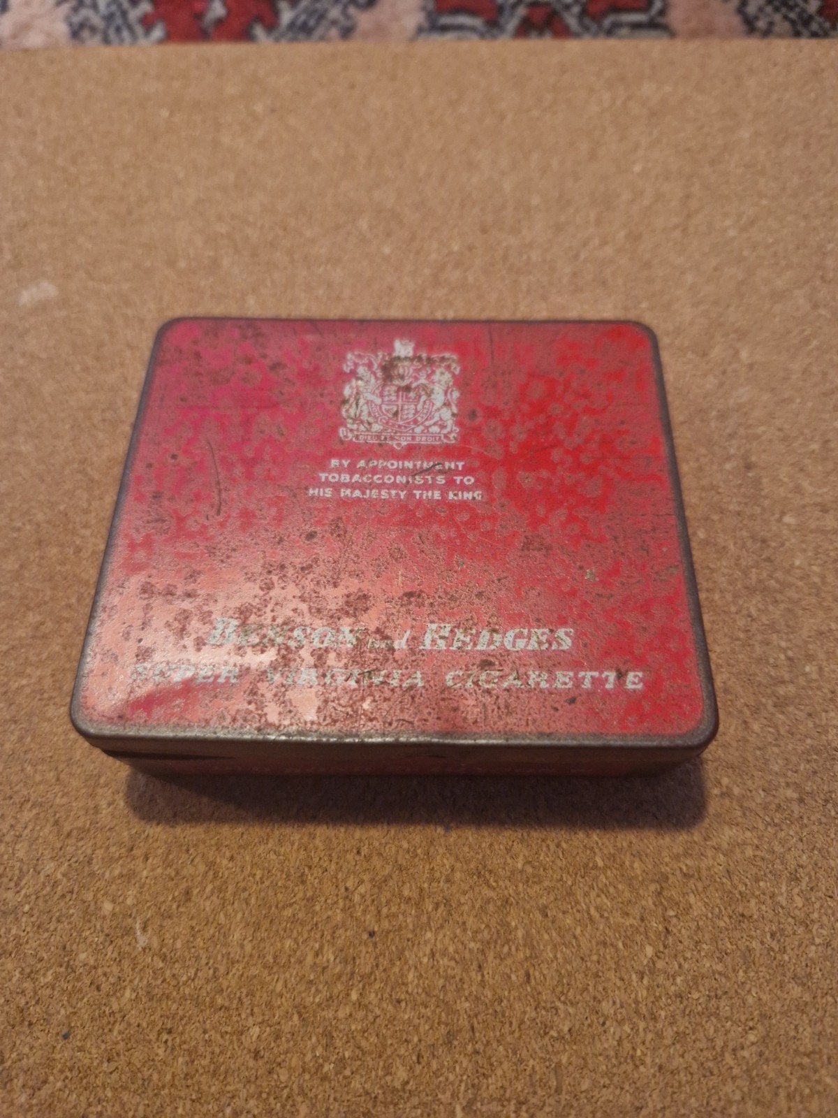Originele Engels W02 Benson Hedges blikje in goede staat, Ophalen of Verzenden, Engeland, Hulzen of Bodemvondsten