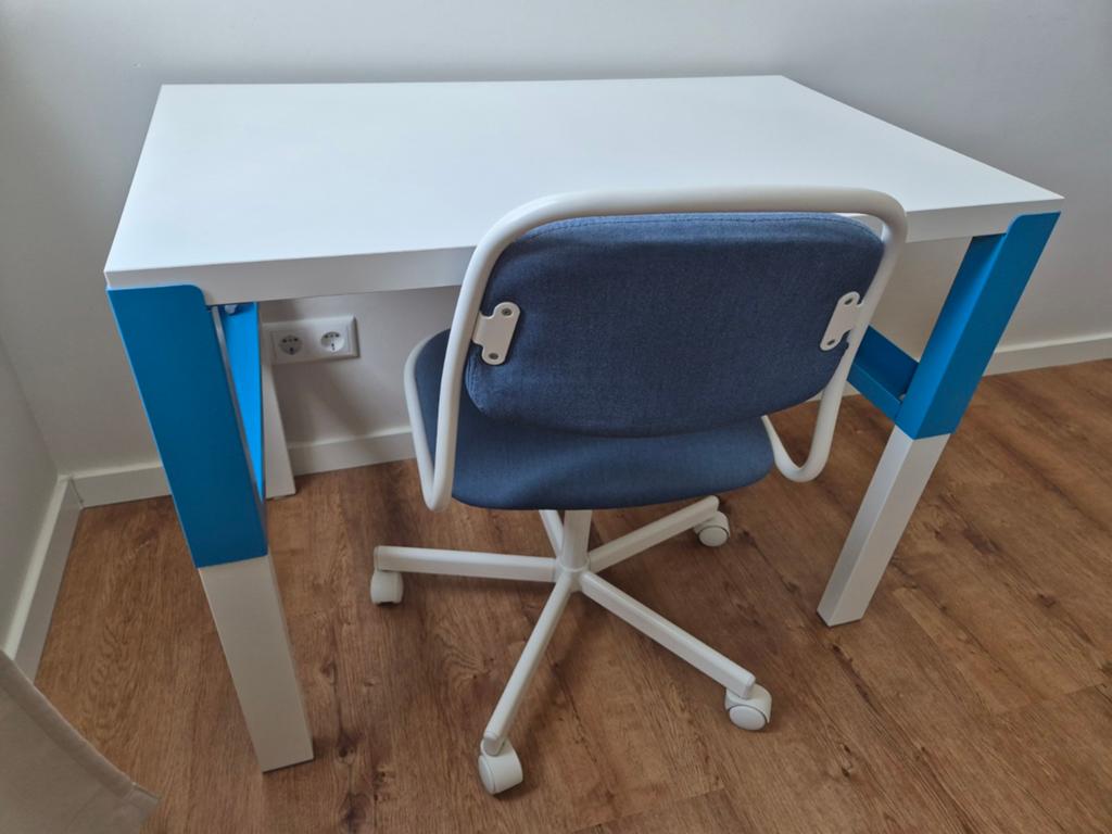 Ikea bureau (verstelbaar) inclusief stoel., Ophalen, Zo goed als nieuw, Tafel(s)