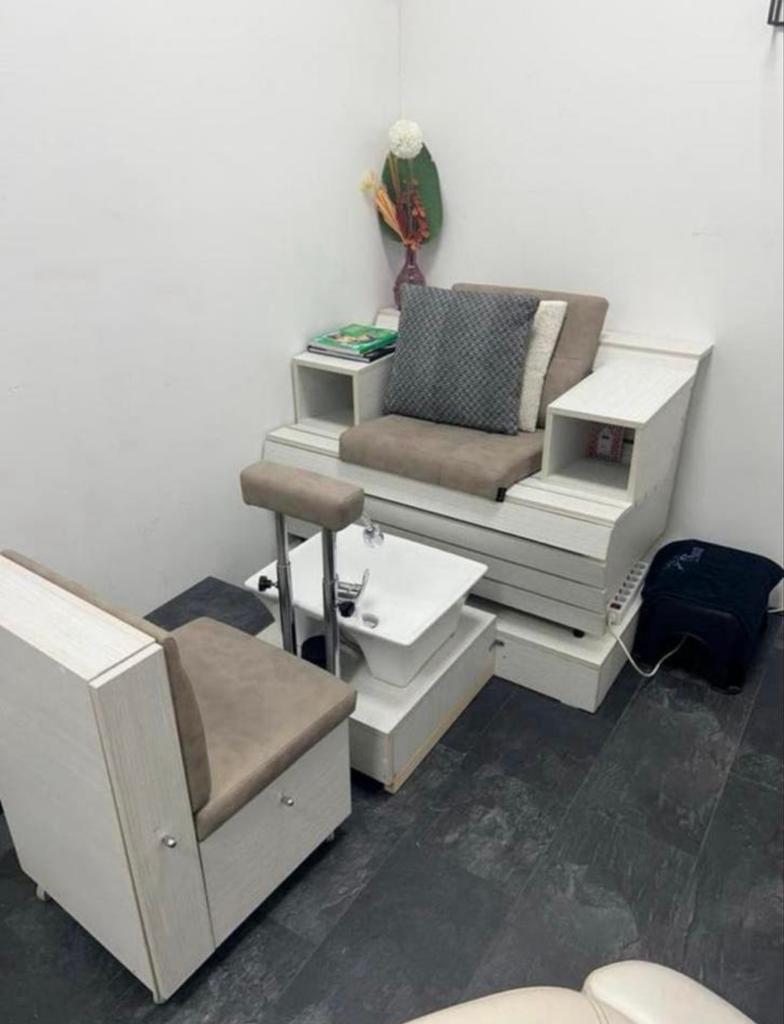Pedicure stoel met wasbak en kraan., Ophalen, Gebruikt