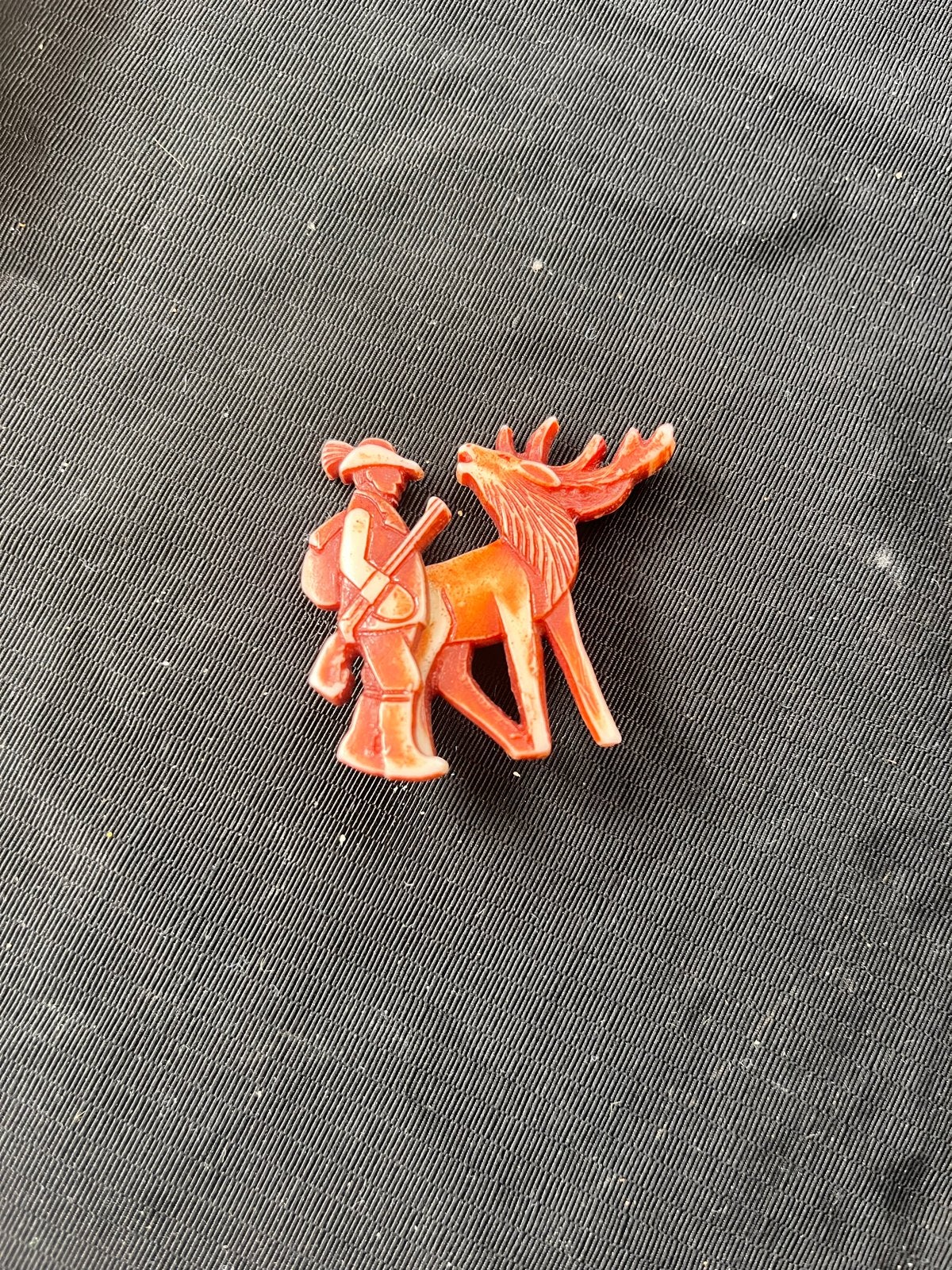 Vintage Jacht Broche uit de Jaren '50 - Hert en Jager, Overige materialen, 4 tot 7 cm, Gebruikt, Oranje