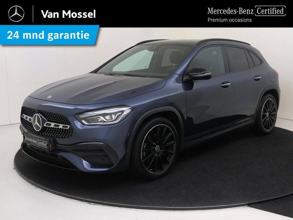 Mercedes-Benz GLA-klasse 180 AMG Line, Auto's, Gebruikt, 4 cilinders, Blauw, Leder en Stof