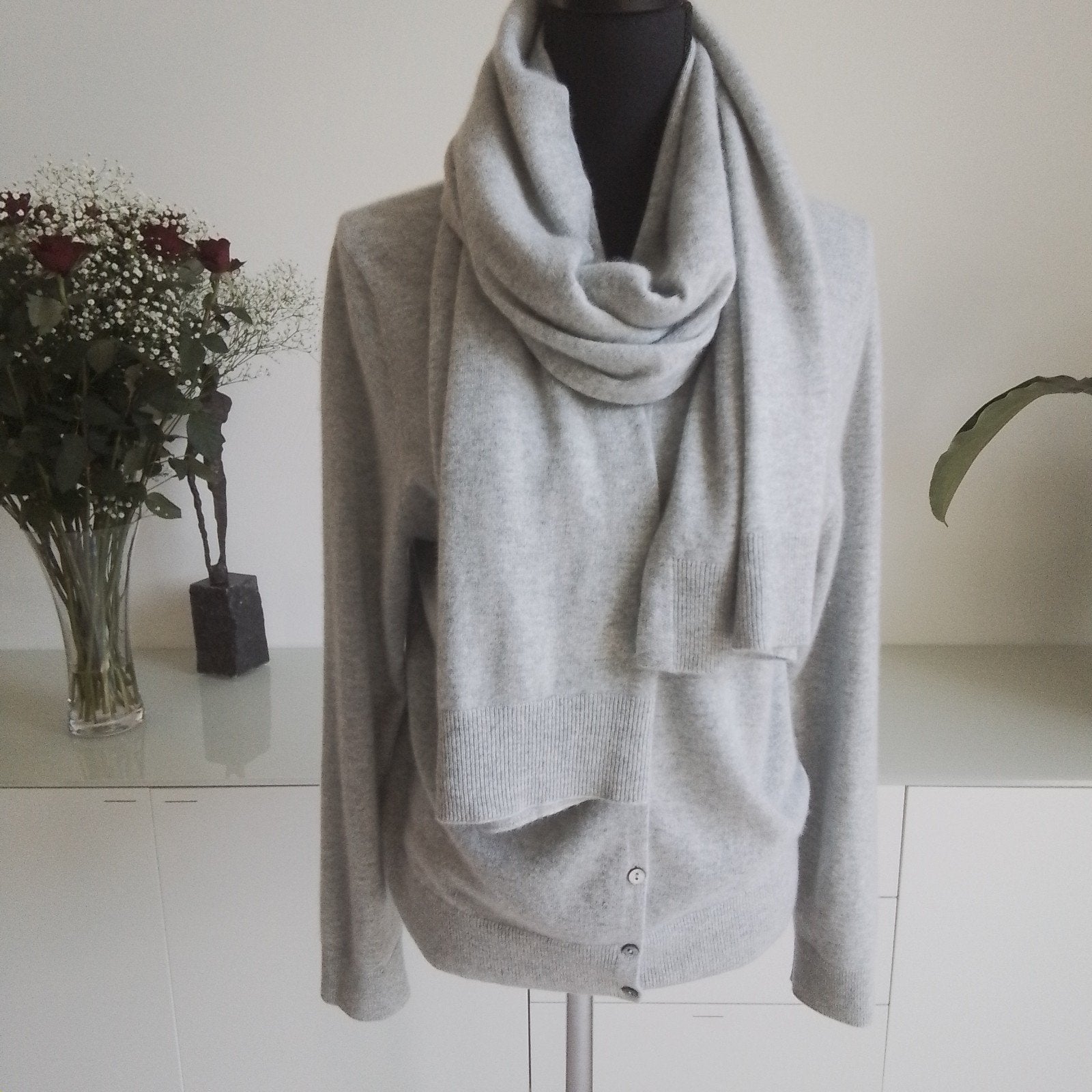 Lichtgrijs cashmere vest en sjaal Repeat Luxury, mt. ned. 40, Kleding | Dames, Verzenden, Nieuw, Maat 38/40 (M), Grijs