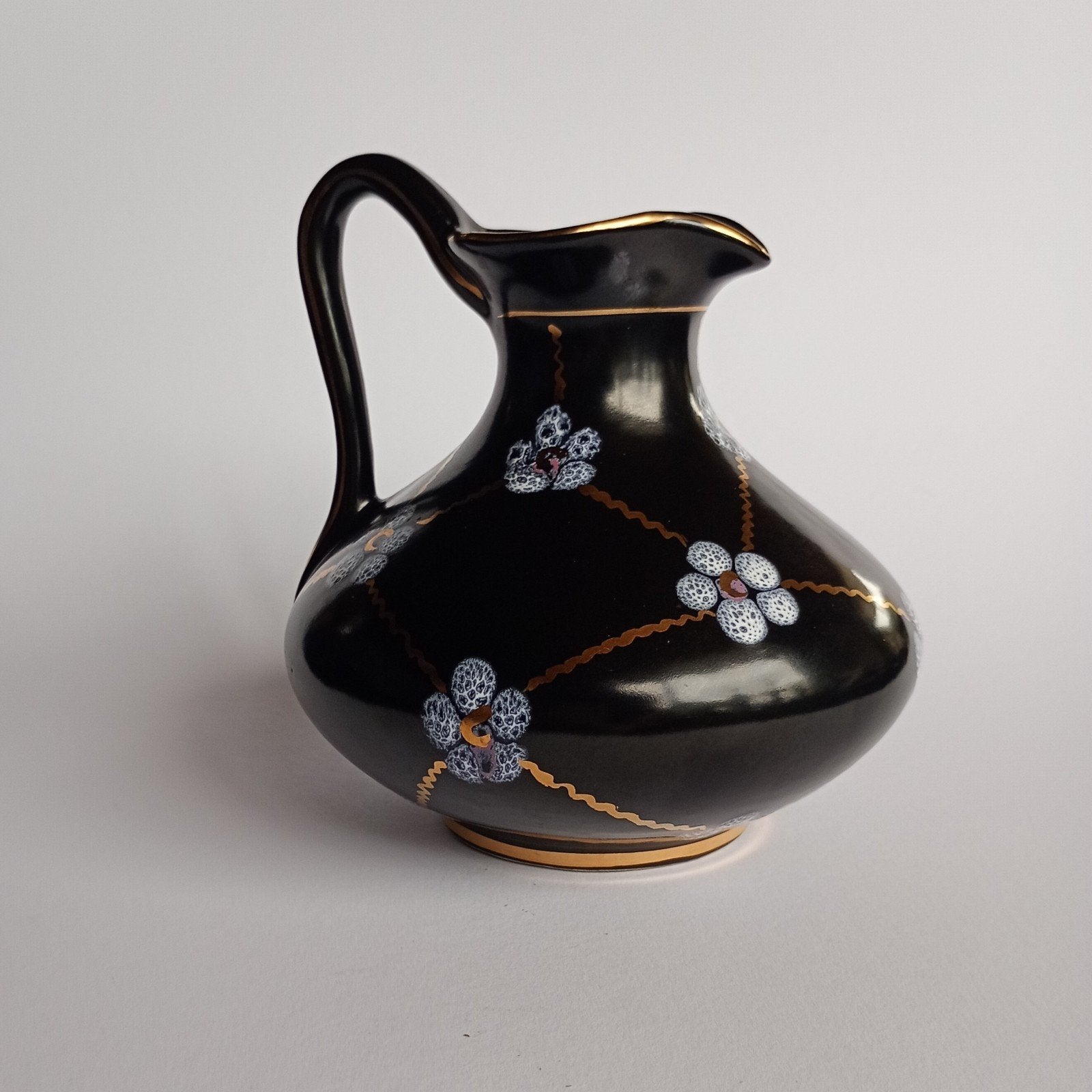 Schenkkan van Tiko uit Gouda Holland, hoogte 14,5 cm, Ophalen of Verzenden