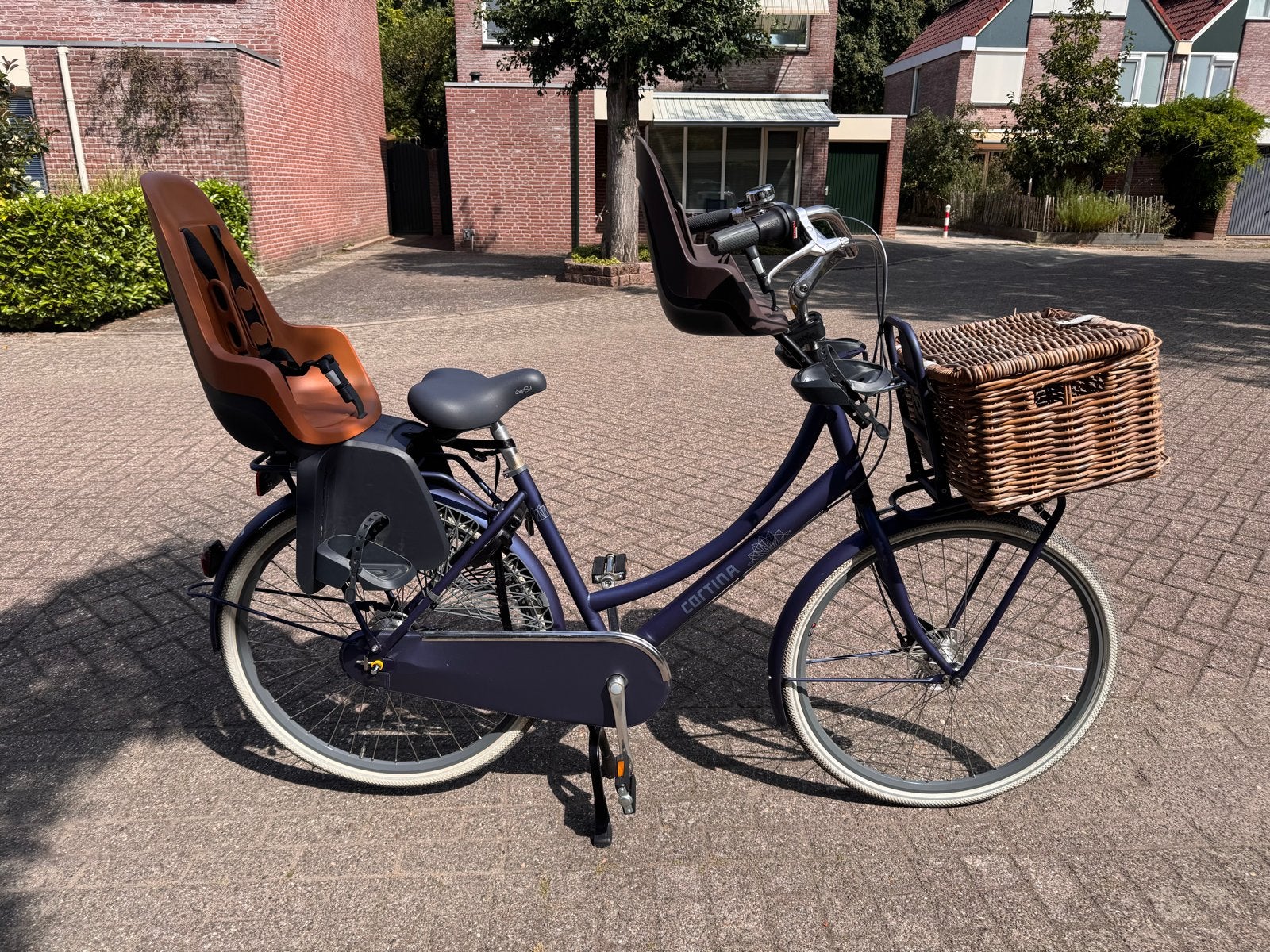 Cortina fiets met kinderzitjes en mand, Fietsen en Brommers, Fietsen | Dames | Moederfietsen, 2 zitjes, Zo goed als nieuw, Mandje