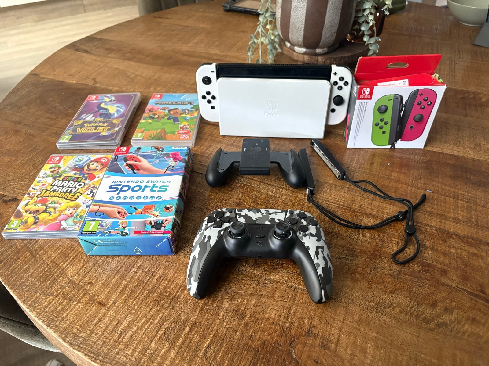 Nintendo Switch OLED met 2 extra controllers en 4 games, Switch OLED, Met games, Ophalen of Verzenden, Zo goed als nieuw