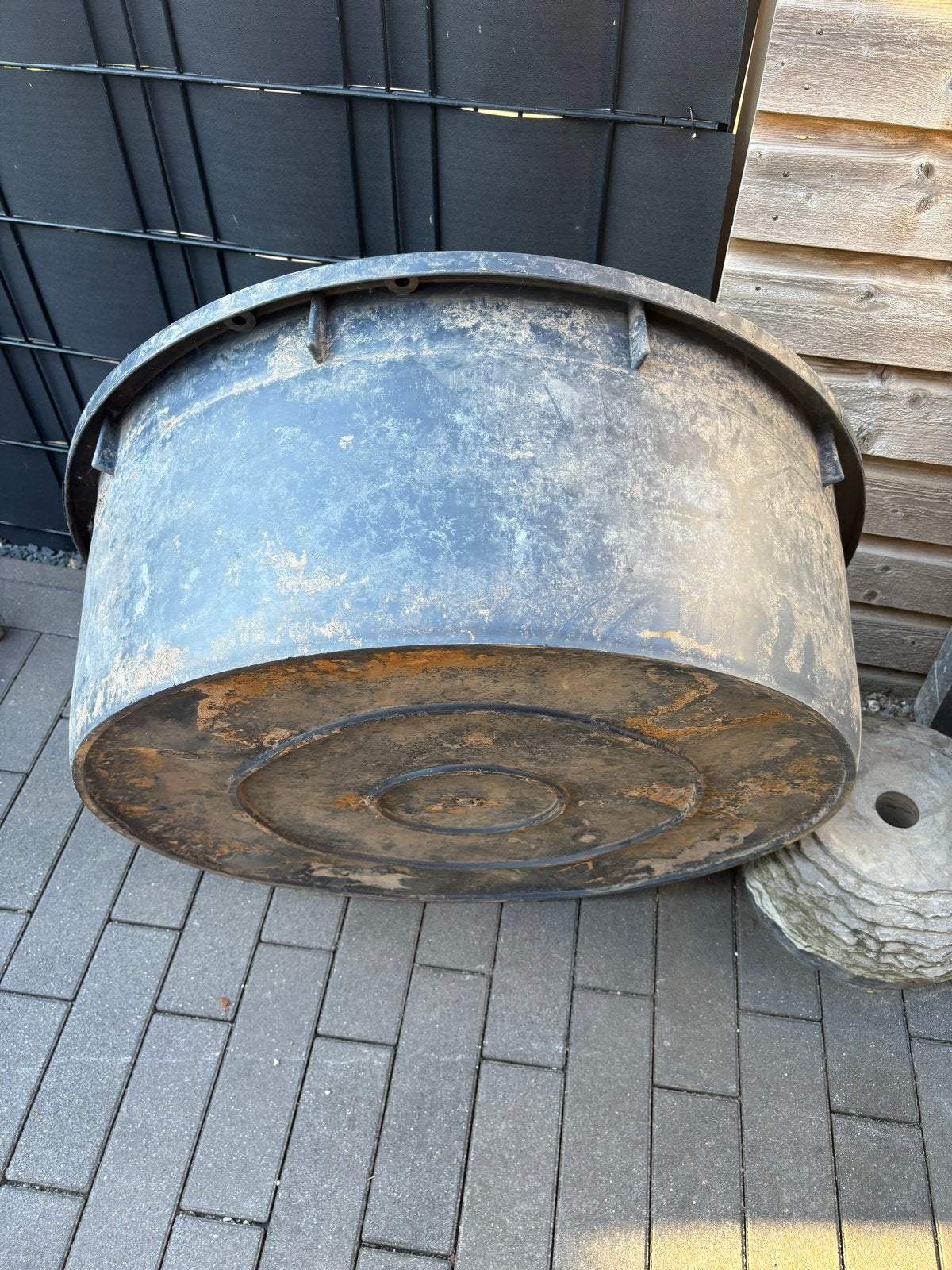 Grote ronde kunststof bak met metalen rooster, Ophalen, Gebruikt