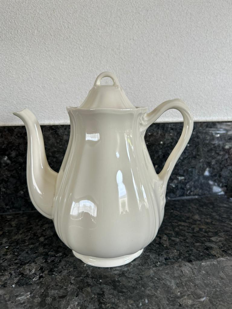 Wedgwood Queen’s Plain koffie- of theepot cremewit, Ophalen of Verzenden, Zo goed als nieuw, Porselein, Overige typen