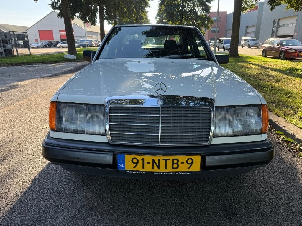 Mercedes-Benz 200-Serie 2.3 230 E AUT 1985 Wit LPG AUTOMAAT, Auto's, Automaat, Dealer onderhouden, Zwart, 4 cilinders