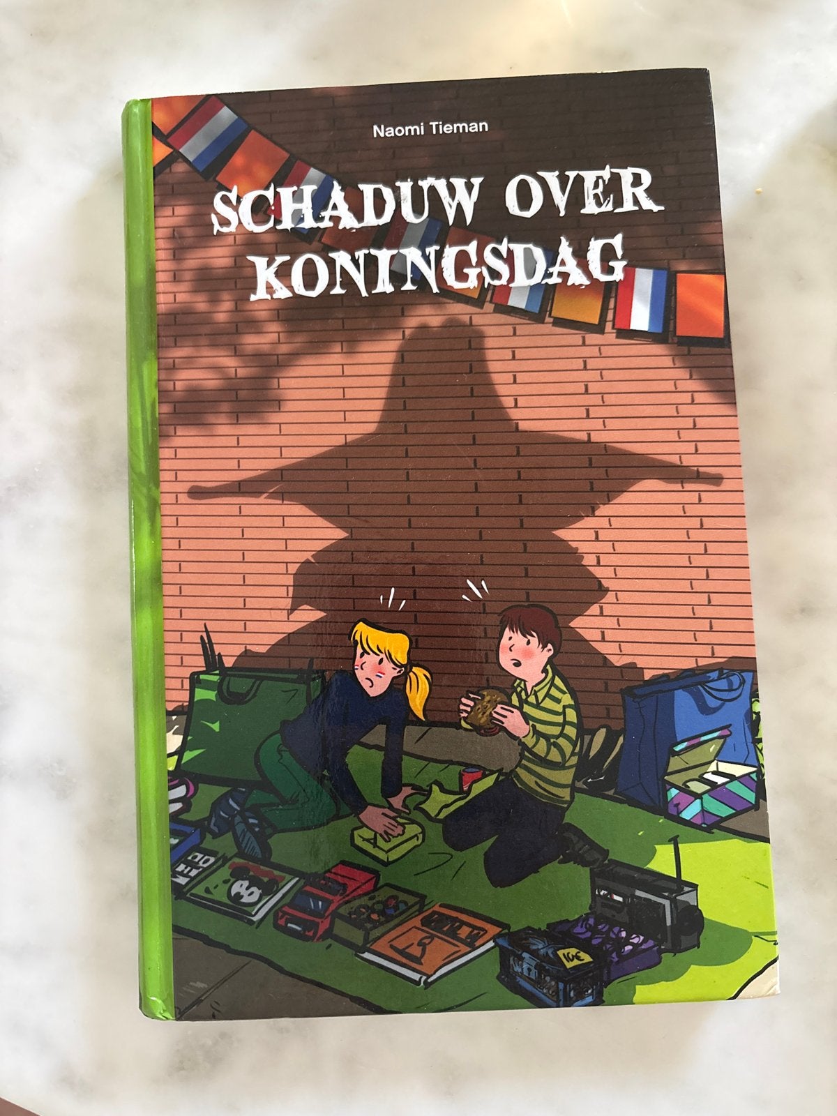 Schatten over Koningsdag - Naomi Tieman, Ophalen of Verzenden, Gelezen, Fictie algemeen
