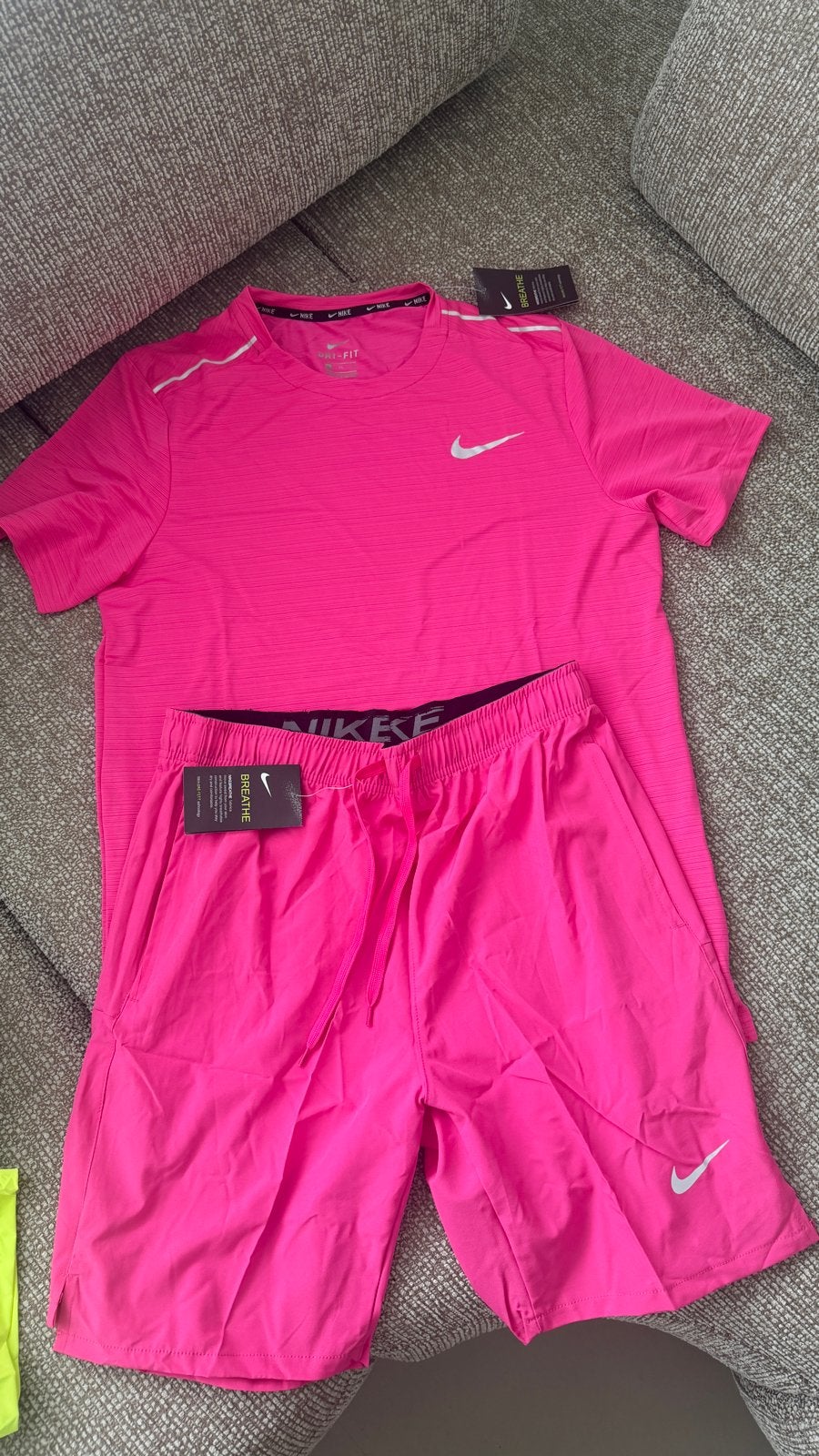 Nike Dri-FIT sportset - shirt en korte broek, Maat 52/54 (L), Fitness, Nieuw, Ophalen of Verzenden