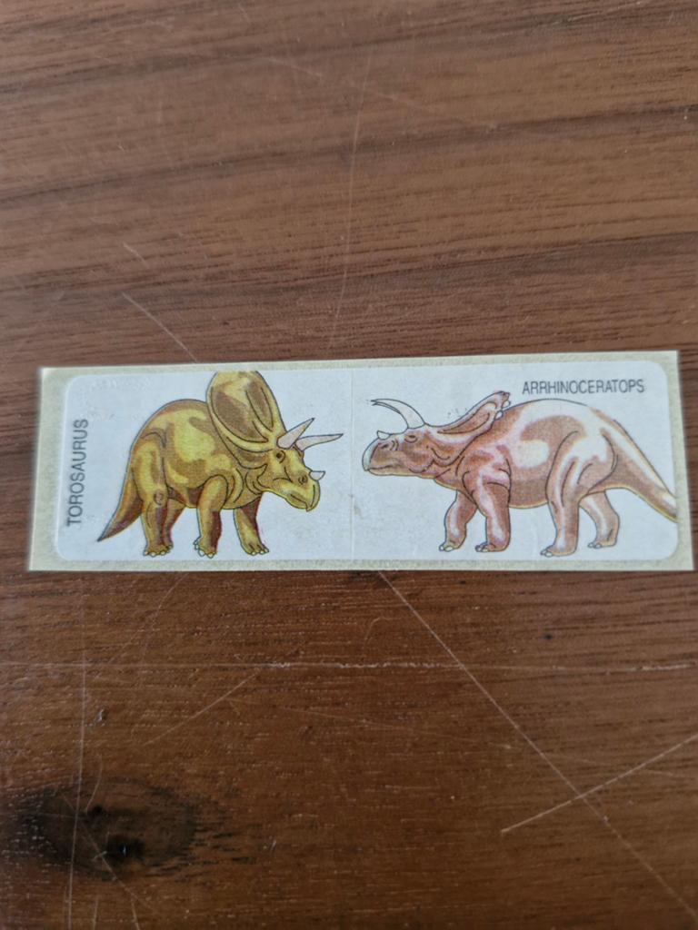7526 Vintage Dinosaurus Sticker:Torosaurus & Arrhinoceratops, Verzamelen, Ophalen of Verzenden, Gebruikt, Dier en Natuur