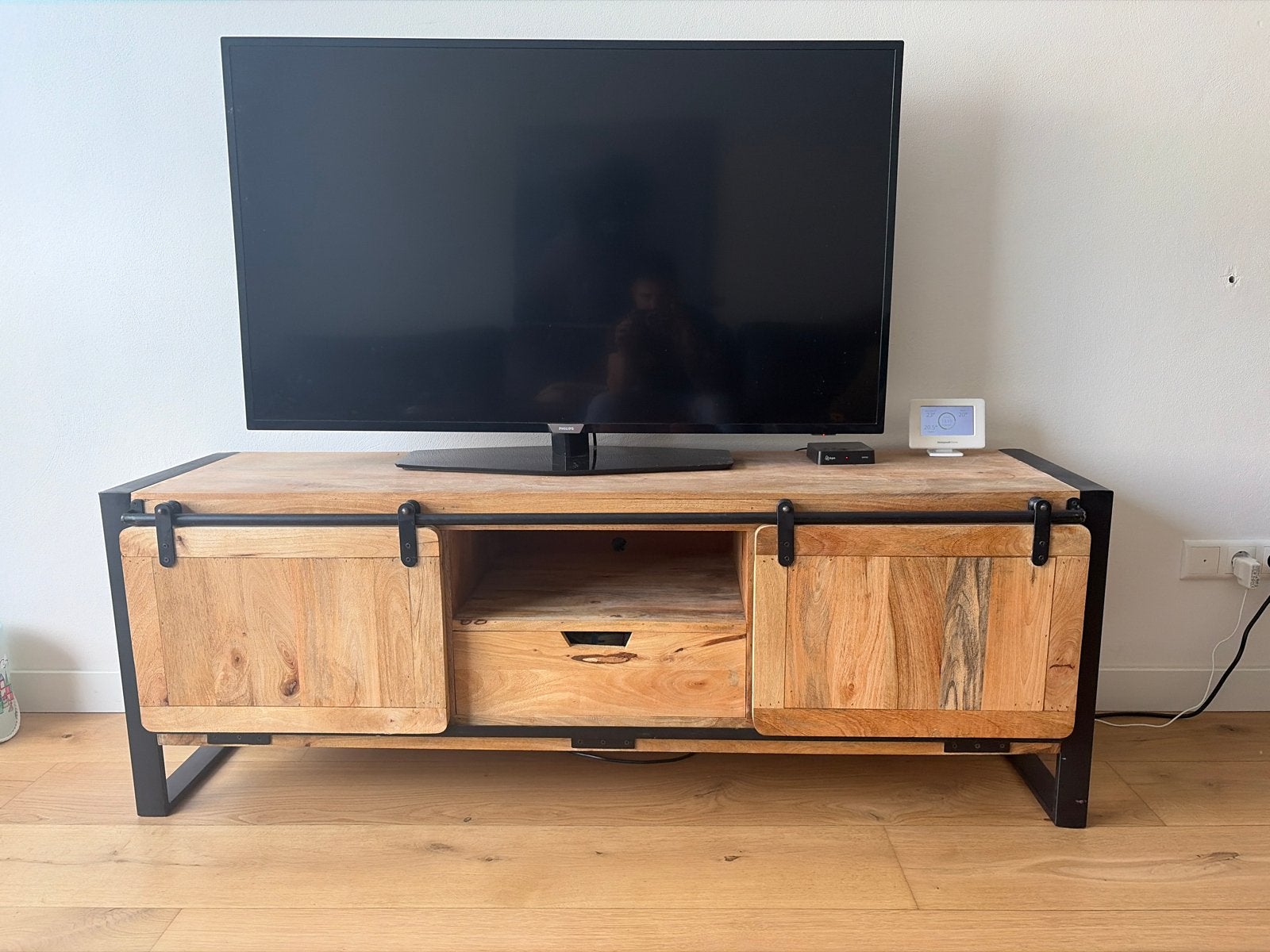 TV-meubel mango hout met stalen frame en roldeurtjes, Ophalen, 150 tot 200 cm, Zo goed als nieuw, Minder dan 100 cm