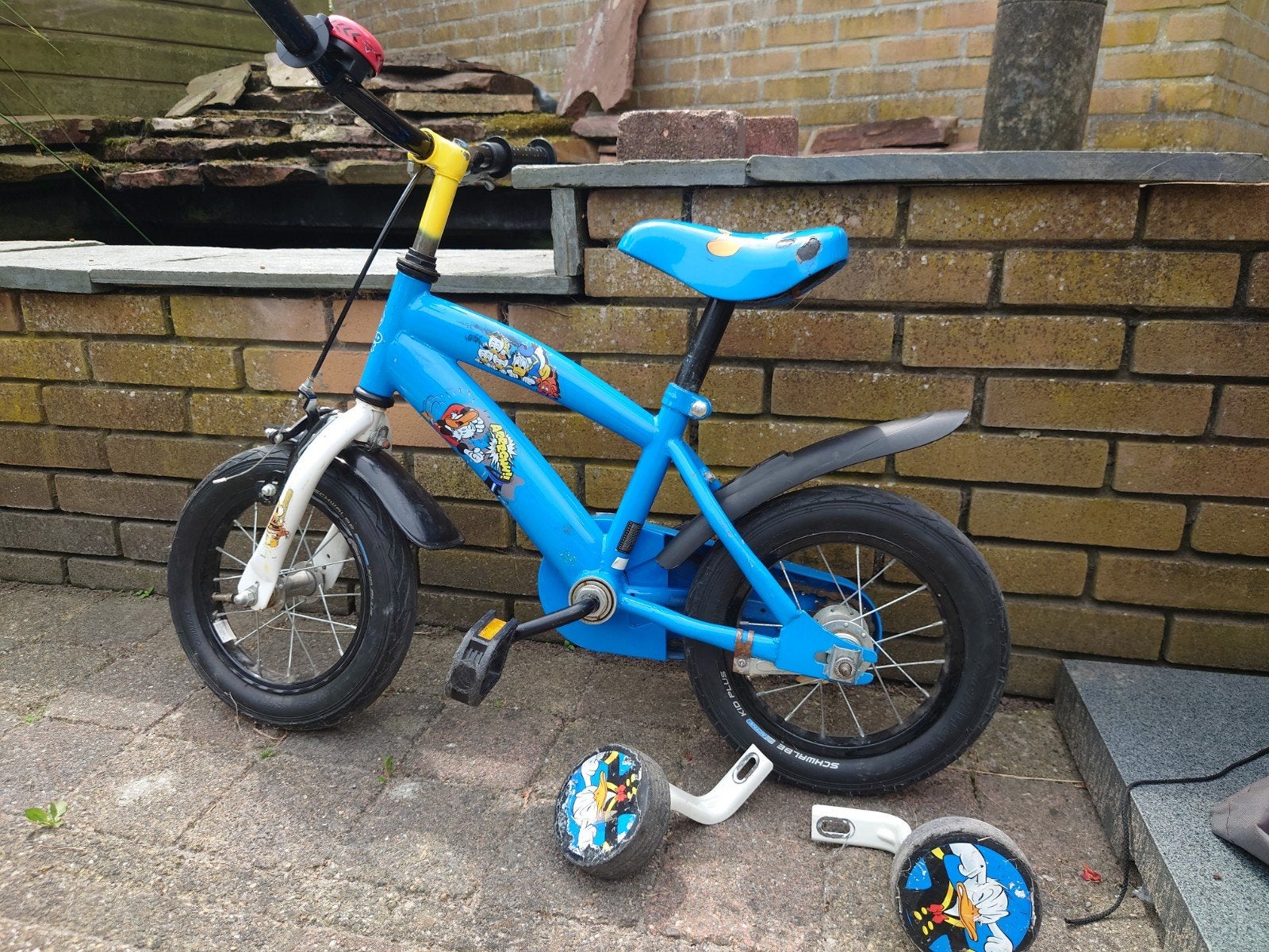 Disney kinderfiets Donald Duck 12 inch, Fietsen en Brommers, Fietsen | Kinderfietsjes, Ophalen, Gebruikt, Minder dan 16 inch, Zijwieltjes