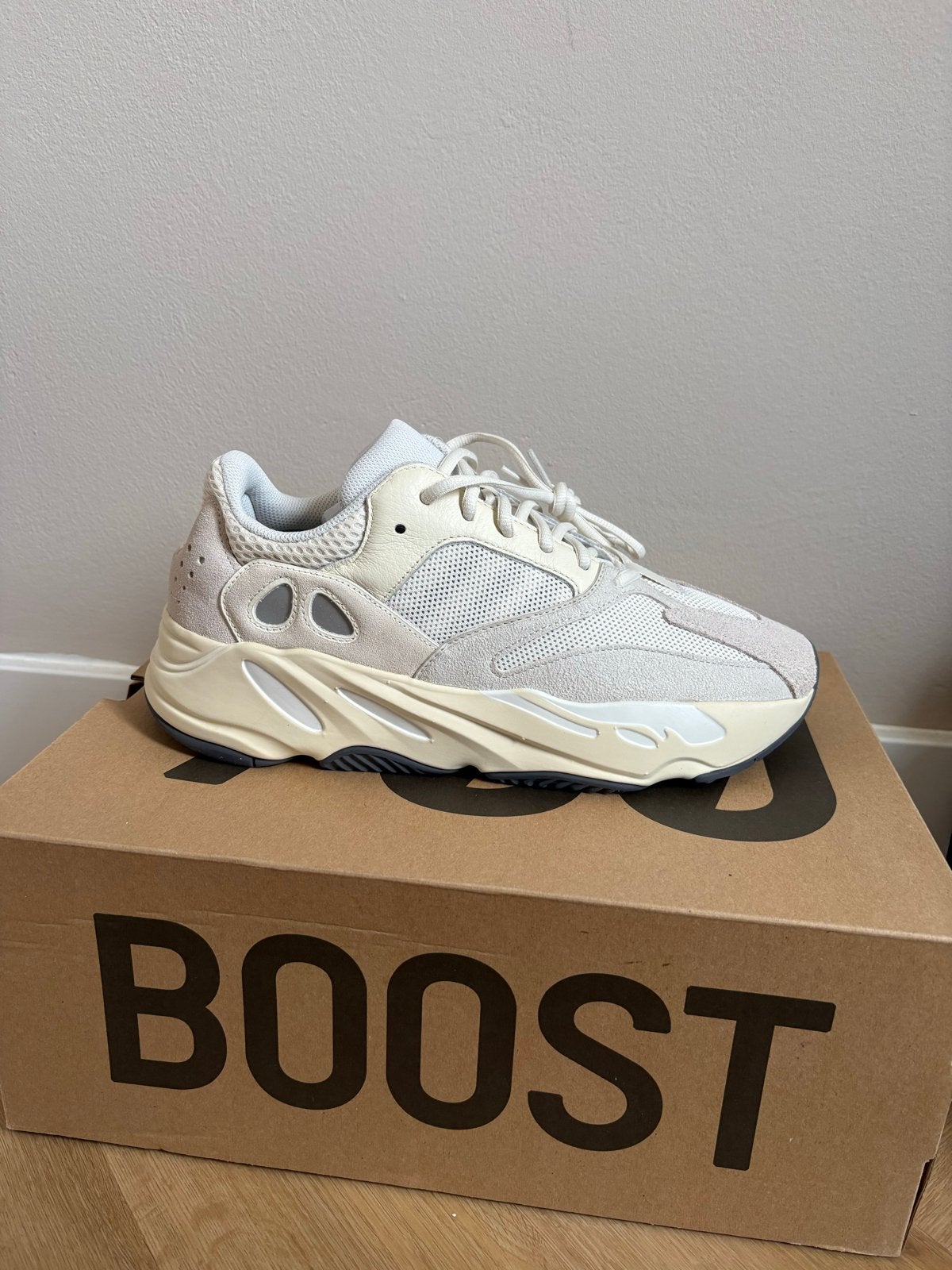 Yeezy Boost - Nieuw in doos - Maat 44 2/3, Ophalen of Verzenden, Nieuw, Wit, Sneakers of Gympen