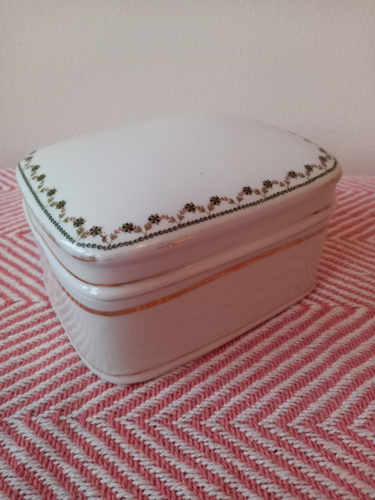Porseleinen opbergbox met bloemendecor, Antiek en Kunst, Ophalen of Verzenden
