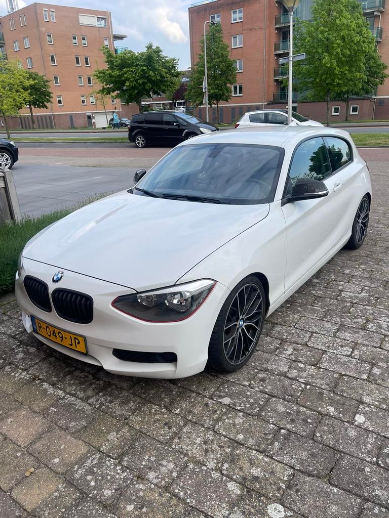 BMW 1-Serie 114I 75KW 3-DR 2013 Wit, Auto's, BMW, 1-Serie, Benzine, Hatchback, Handgeschakeld, Geïmporteerd, Wit, Achterwielaandrijving