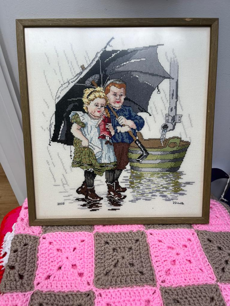 Borduurwerk Ot en Sien in de regen ingelijst 34,3x37cm, Hobby en Vrije tijd, Ophalen of Verzenden, Gebruikt, Handborduren, Overige typen