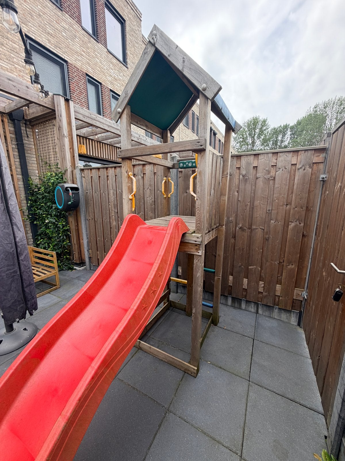 Houten speeltoestel met glijbaan en klimwand, Kinderen en Baby's, Speelgoed | Buiten | Speeltoestellen, Ophalen, Gebruikt, Glijbaan