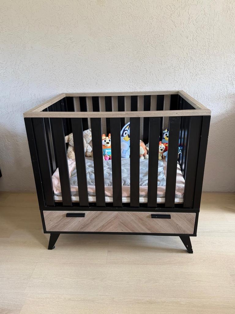 Interbaby box zwart hout met matras en kleed, Ophalen of Verzenden, Gebruikt, Rechthoekig, Boxkleed