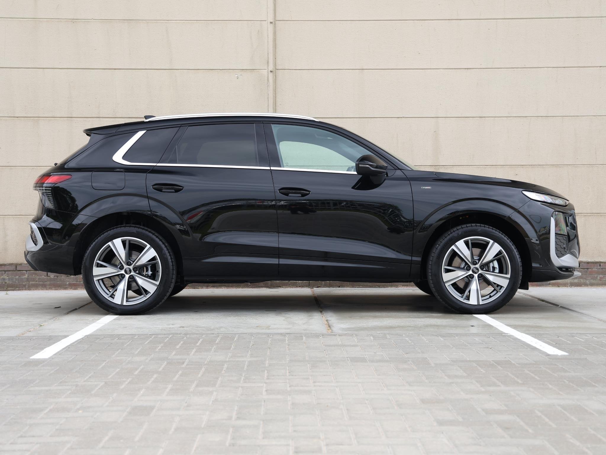 Audi Q3 S edition e-hybrid 200 kW/272 PK | Privacyglas | Tec, 1800 kg, 1498 cc, 4 cilinders, Zwart