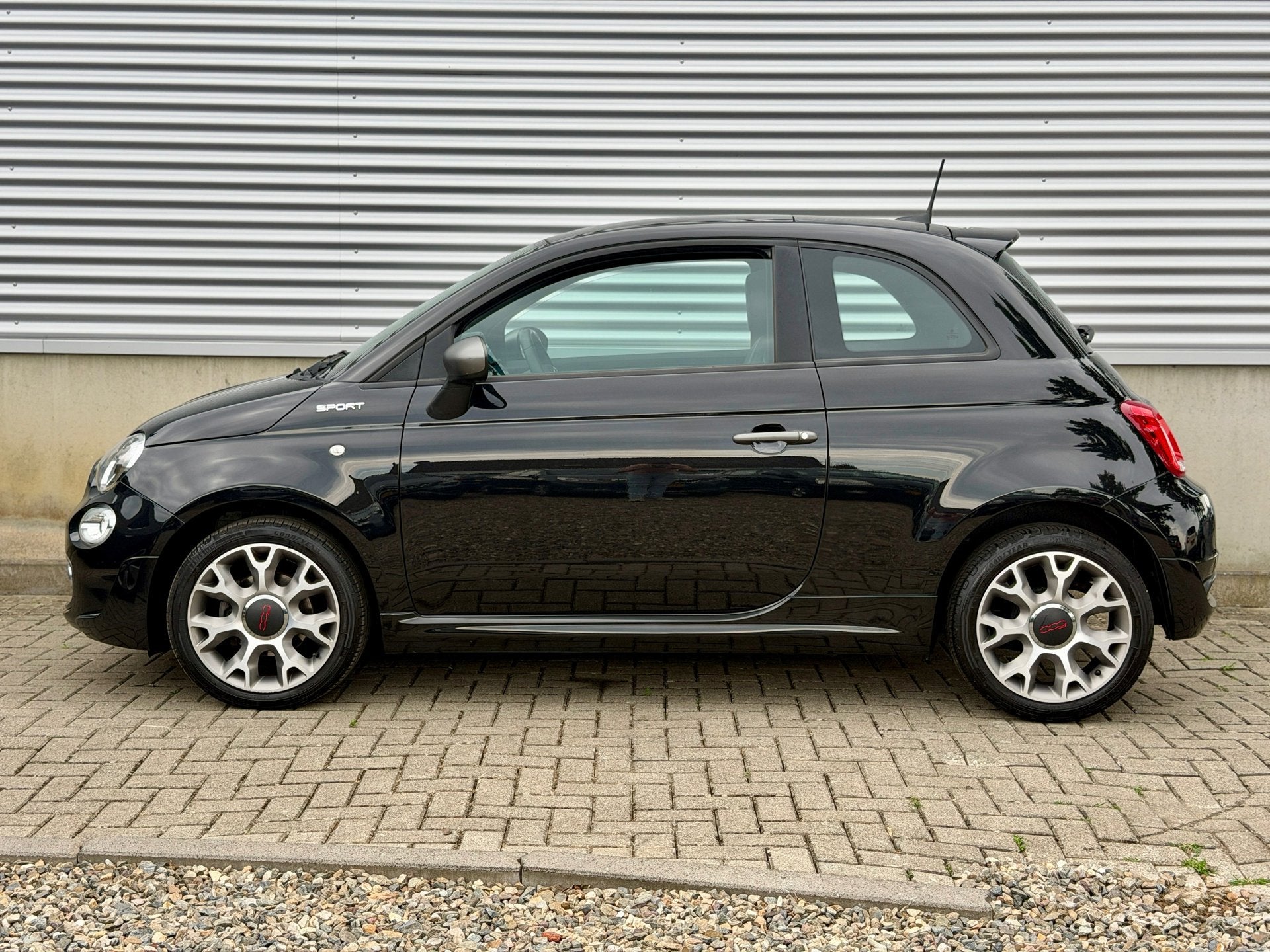 Fiat 500 1.0 Hybrid Sport [ panodak,leer,ecc,navi,apple cp,l, Auto's, Dealer onderhouden, 4 stoelen, Zwart, Origineel Nederlands