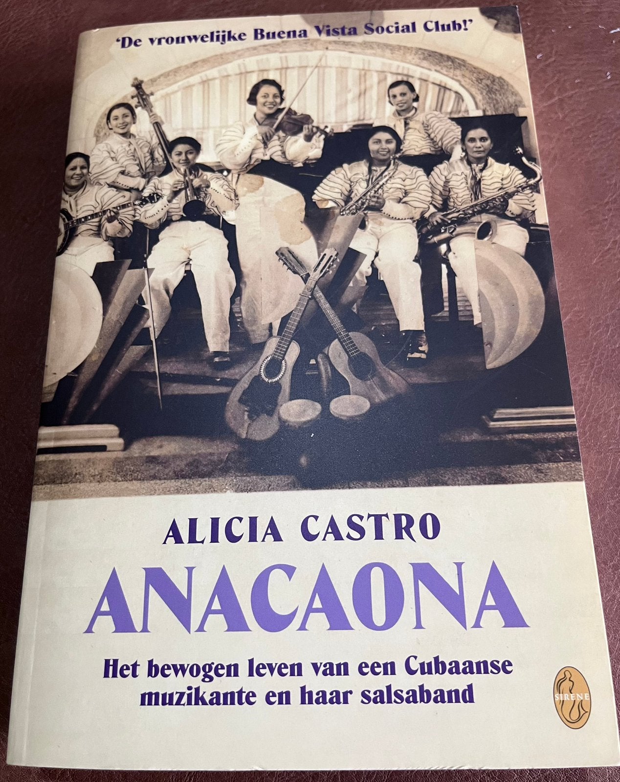 Boek - Anacaona - Alicia Castro - De vrouwelijke Buena Vista, Boeken, Ophalen of Verzenden, Zo goed als nieuw, Artiest