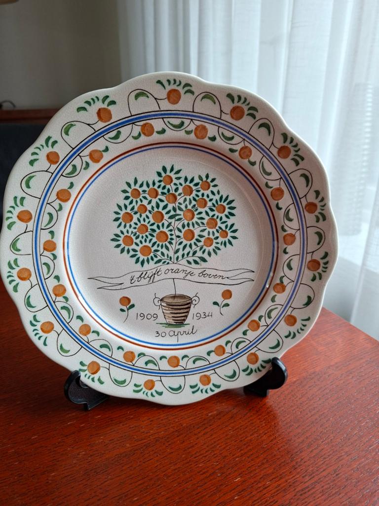 Bord Juliana, plateel 1934., Verzamelen, Koninklijk Huis en Royalty, Ophalen of Verzenden, Zo goed als nieuw, Servies