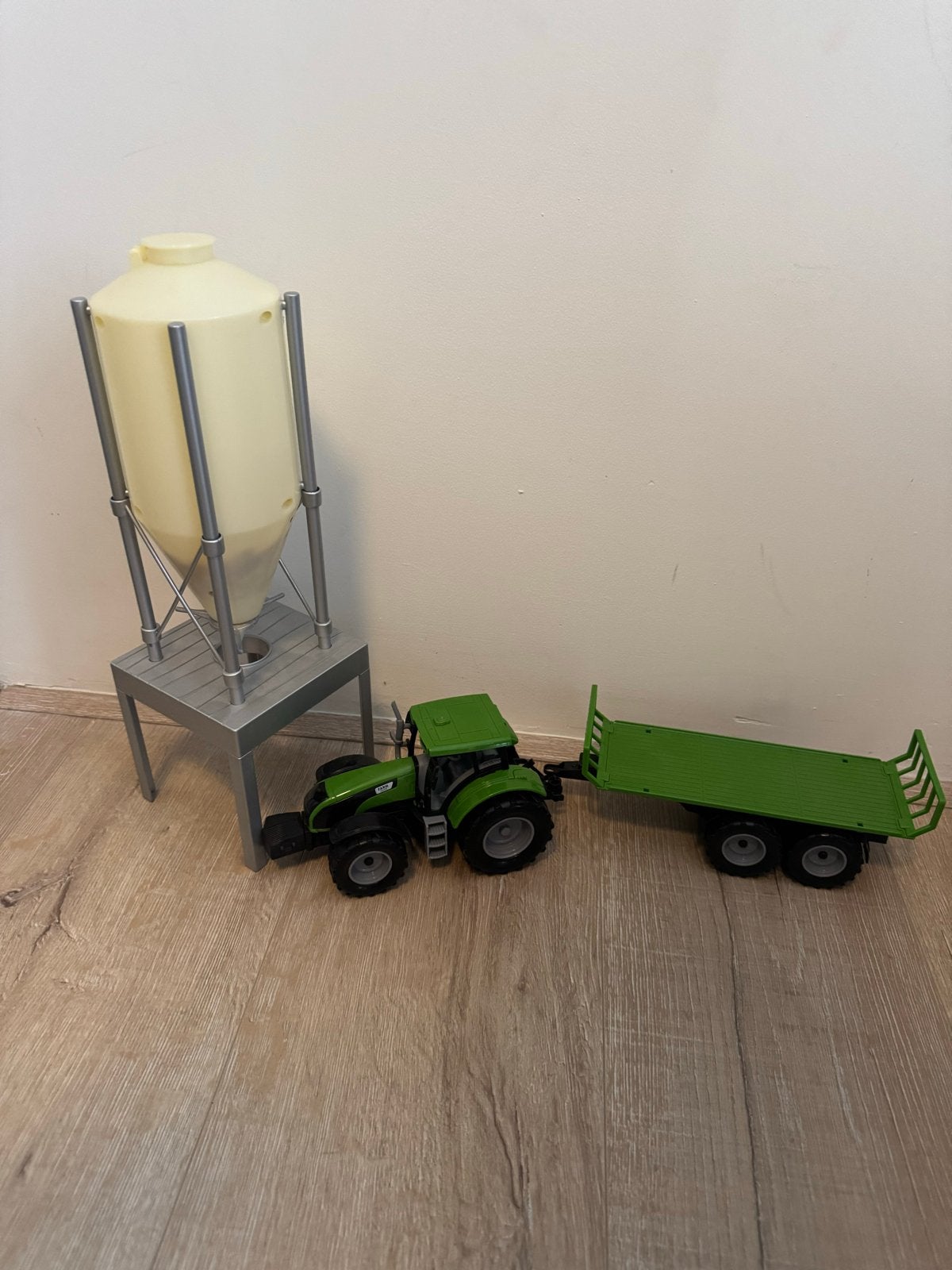 Speelgoed tractor met aanhanger en silo, Ophalen, Gebruikt