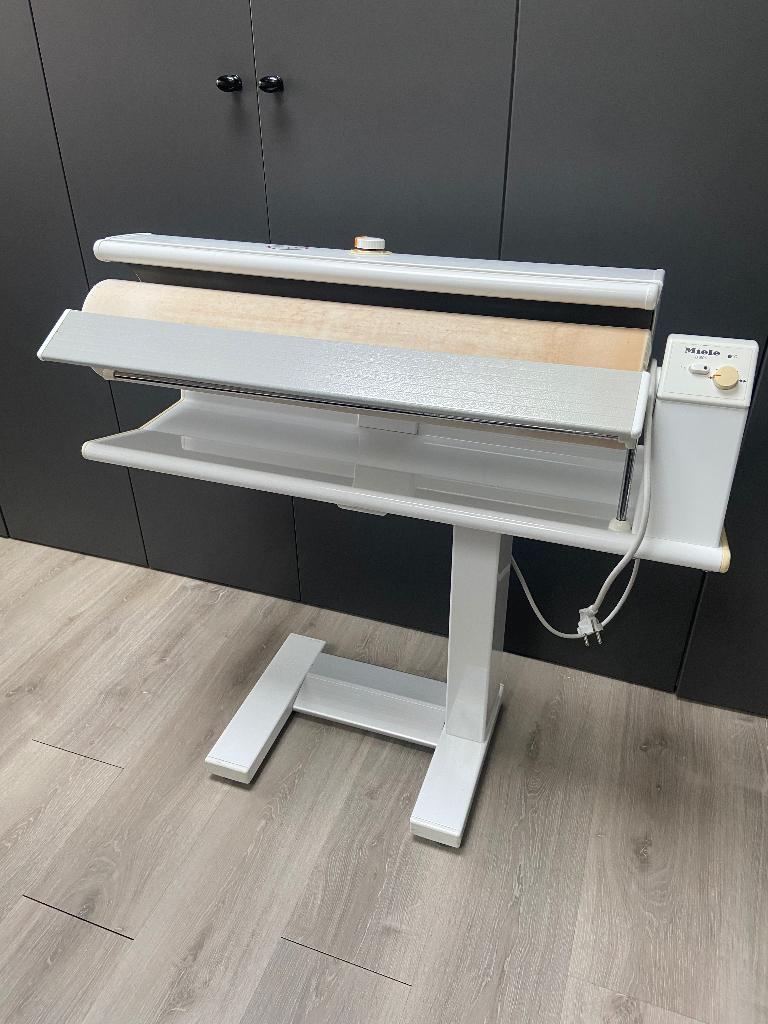 Strijkmachine Miele, Witgoed en Apparatuur, Strijkijzers en Strijkplanken, Ophalen, Gebruikt, Strijkijzer met snoer
