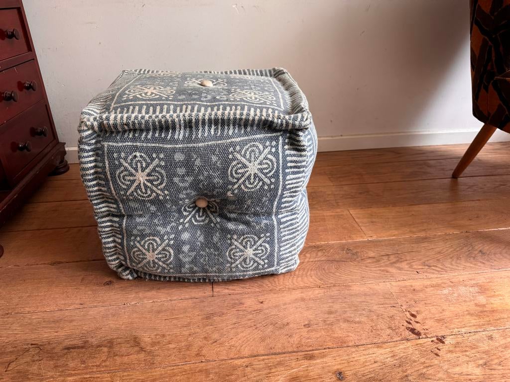 Jeanskleurige Poef met Witte Stofknopen, Huis en Inrichting, Banken | Voetenbanken en Poefen, Gebruikt, Minder dan 50 cm, Vierkant