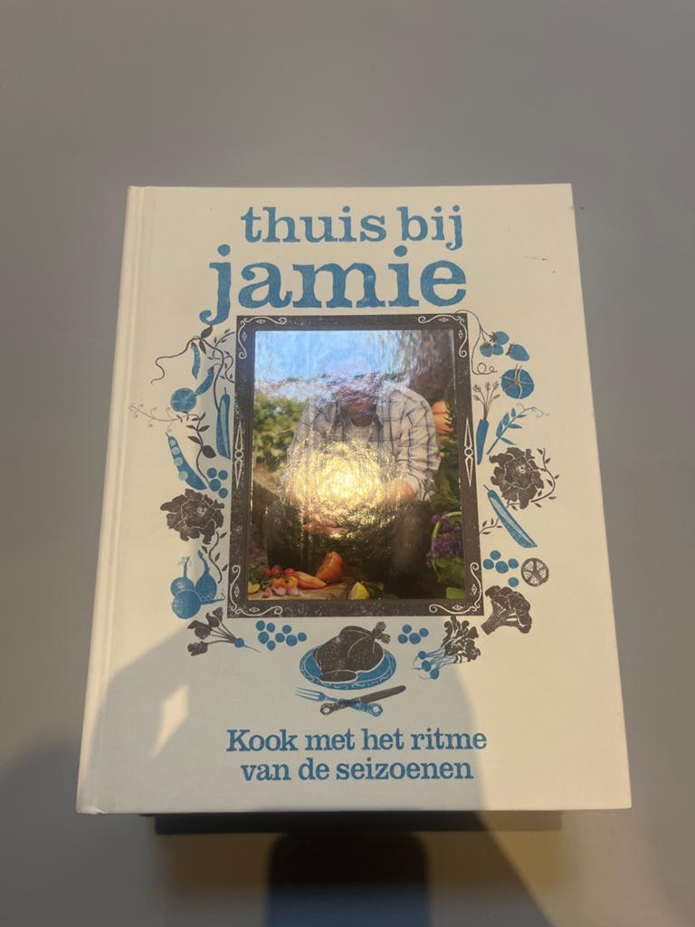 Thuis bij Jamie - Kookboek Jamie Oliver, Boeken, Kookboeken, Voorgerechten en Soepen, Ophalen of Verzenden, Zo goed als nieuw
