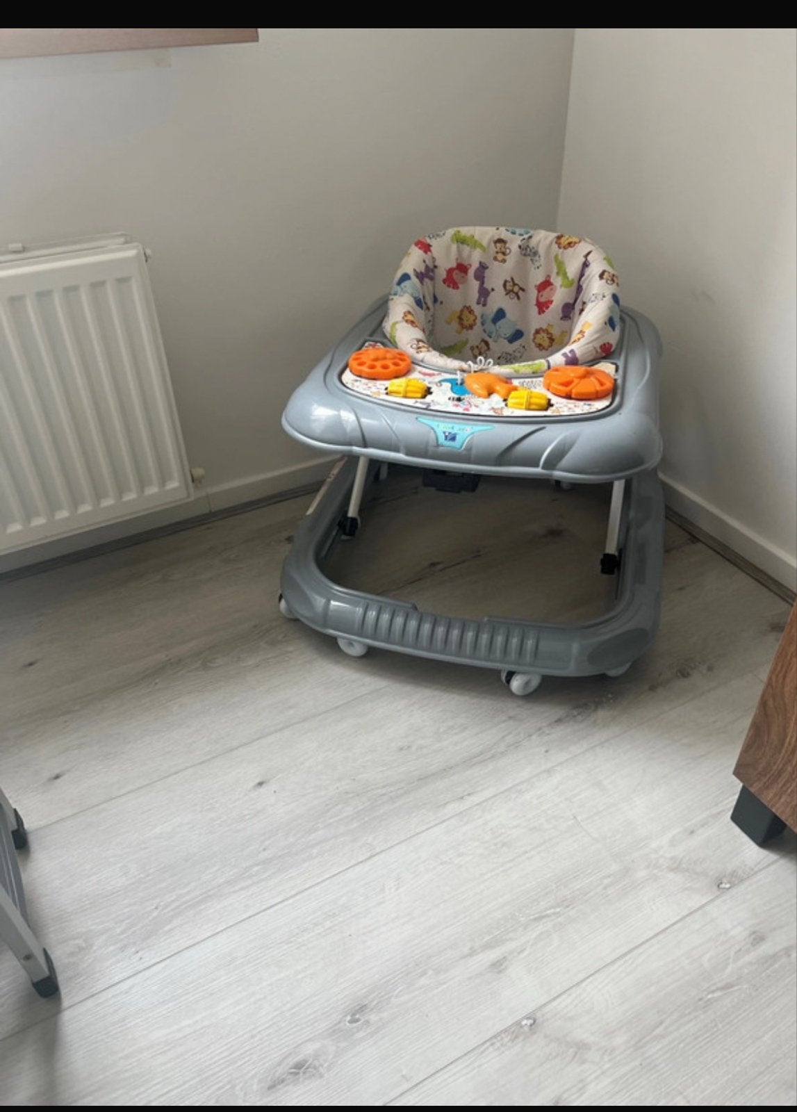 Babywalker met speelblad en wieltjes, Ophalen of Verzenden, Gebruikt, Overige typen, Met wieltjes