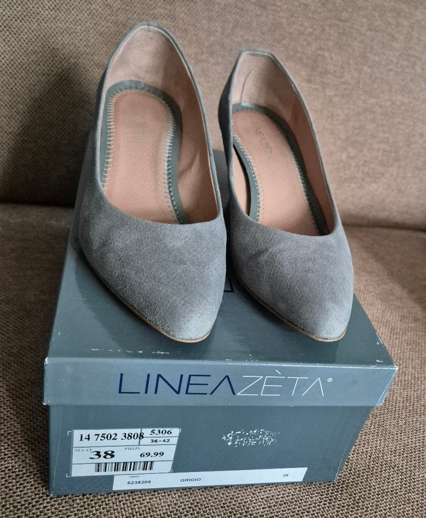 Linea Zeta muisgrijze suede pump Maat 38, Pumps, Verzenden, Zo goed als nieuw, Linea Zeta