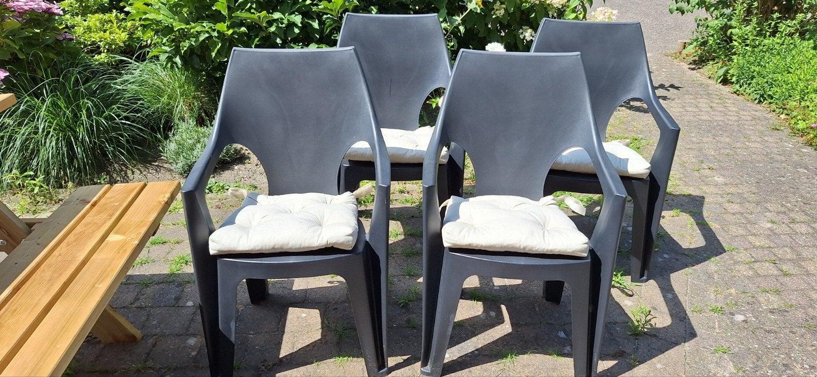 4 tuinstoelen (kuipstoelen) met 4 IKEA Malinda zitkussens, Tuin en Terras, Tuinstoelen, Gebruikt, Kunststof, Stapelbaar, Ophalen of Verzenden